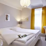 Zu Den Linden Hotel *