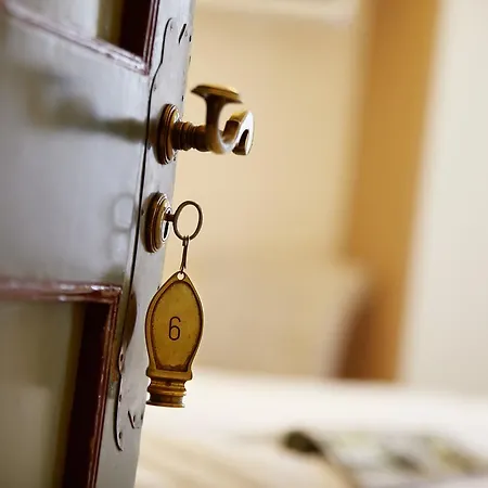 Zu Den Linden Hotel *