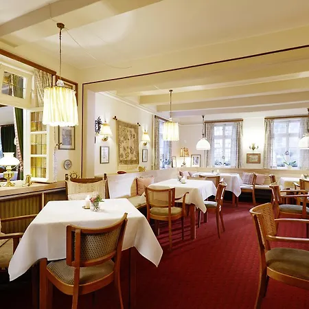 Zu Den Linden Hotel *