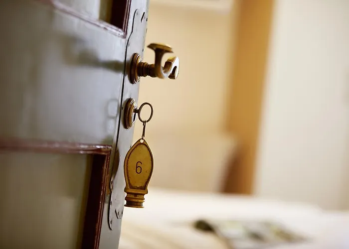 Zu Den Linden Hotel *