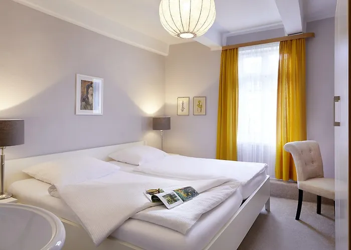 Zu Den Linden Hotel *